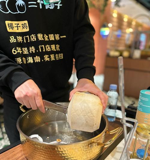 让你暖心的鲜鸡汤圆子（温馨冬日，家庭必备；鲜美圆子，家人欢聚）