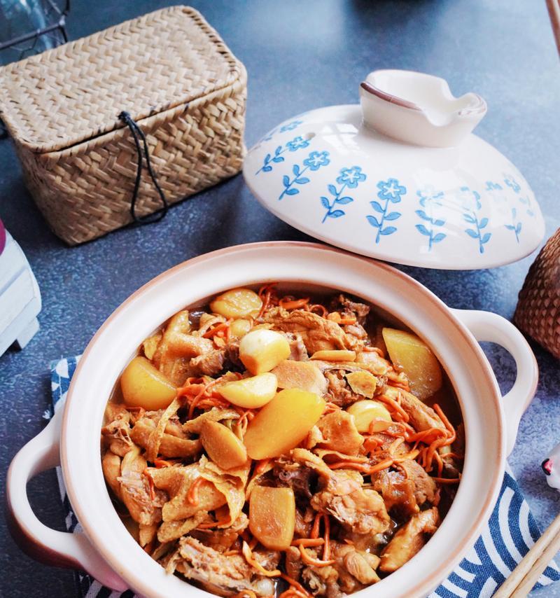 土豆鸡煲的做法（营养丰富，家常美味）