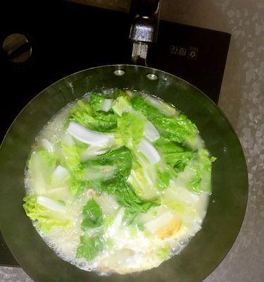 健康养颜的好选择——白菜玉米清脂汤（清新解油腻，营养滋润全家受益）
