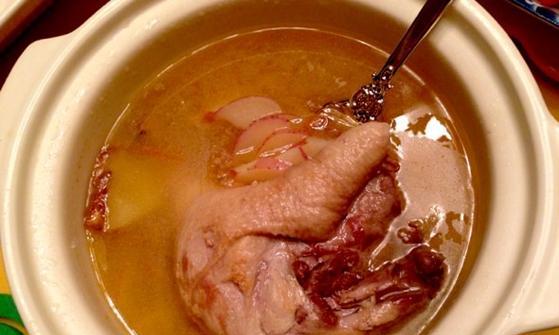 家常美味，土豆炖鸭子（传统烹饪，营养丰富）