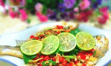 泰式青柠蒸鱼的做法（用鲜明的味道为你的餐桌带来惊喜）