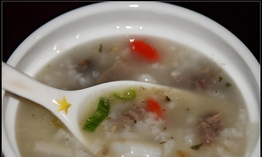 羊肉白粥的制作方法及食用技巧（以羊肉为主材的美味白粥，佐以多种食材，美味可口）