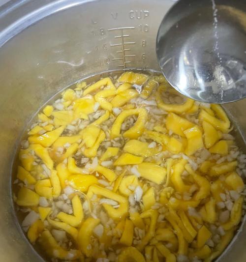 菠萝糖水，清凉解暑的夏日饮品（健康自制，爽口好喝，营养丰富的菠萝糖水）