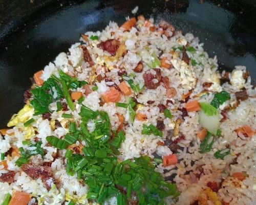 四川腊肉炒饭，味蕾的极致享受（用传统手法烹调，美味无与伦比）