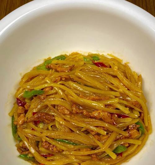 家常美食，土豆丝炒辣椒丝（快手下饭好味道，口感细腻鲜辣俱佳）