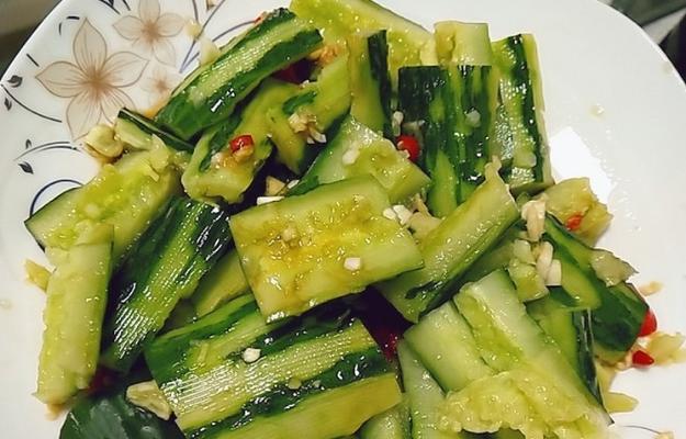 油泼拍黄瓜的家常做法（口感清爽，营养丰富，让你爱不释手）