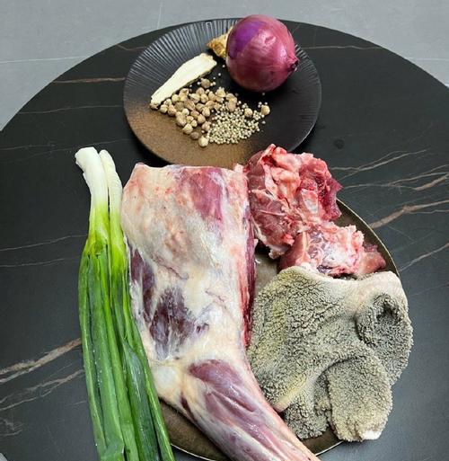 自制美味羊肉汤（简单易学的羊肉汤配方，让你在家也能吃到正宗的羊肉汤）