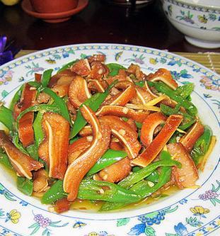 美味青椒炒猪耳朵（清爽口感让你欲罢不能）