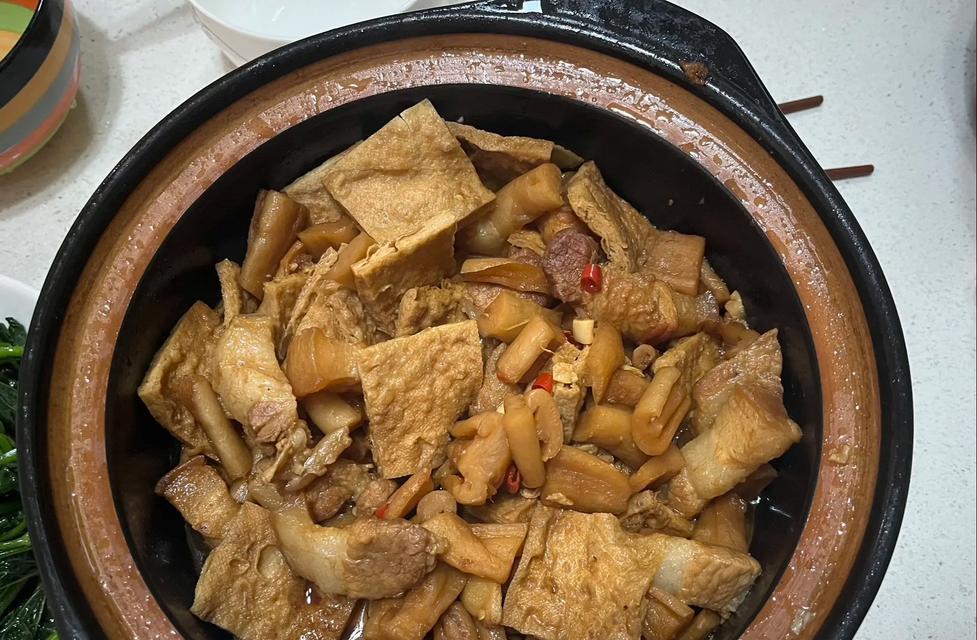 咸菜煮五花肉，美味独特（烹饪技巧与口感品尝）
