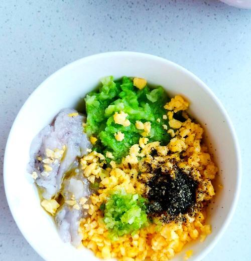 鲜香美味的西葫芦水饺（以新鲜西葫芦为主料，制作美味可口的水饺）