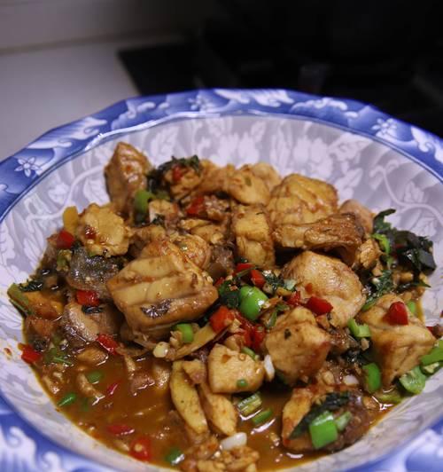 家常美食之野菜干炖鲫鱼（健康美味的自然食材，让你尝到乡间的味道）
