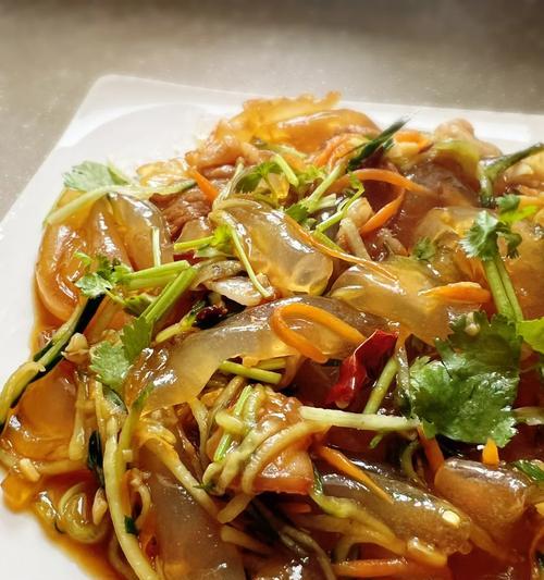 香菜粉皮炒肉丝的制作方法（让你的餐桌多一份美味——香菜粉皮炒肉丝）