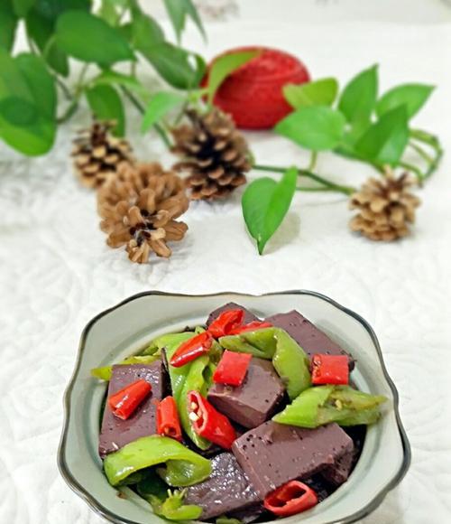 用羊血炒韭菜，美味又营养（一道特色家常菜，健康味美两不误）