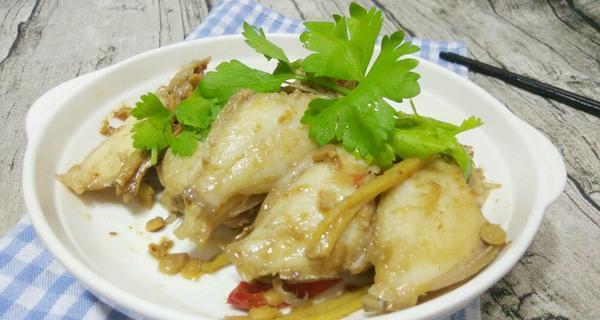 家常剥皮鱼煮芹菜（以剥皮鱼为主材，简单烹饪，做一道营养丰富的家常美食）