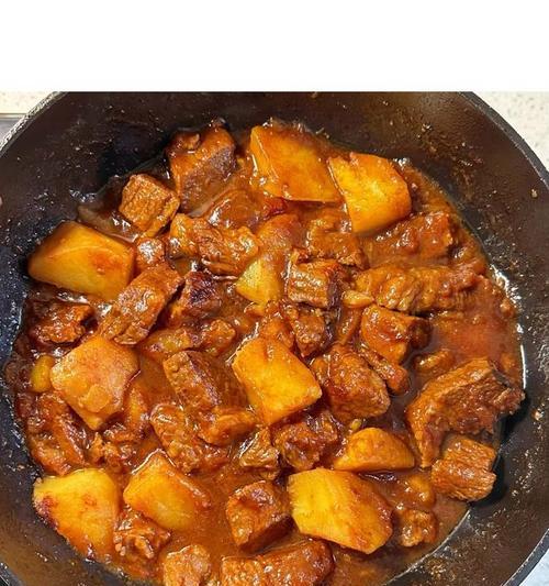 学会制作美味的以西红柿土豆焖牛腩（家庭厨房的健康美食之选）