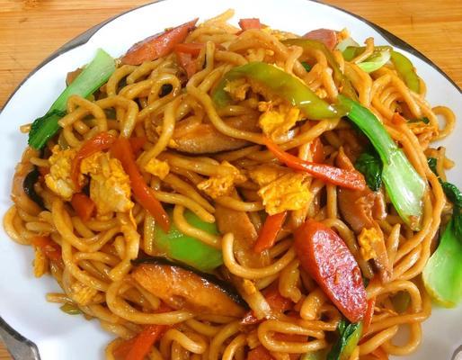 素菜炒面的做法（蔬菜营养丰富，美味口感十足）