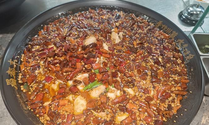 湖南特色美食——湘潭水煮活鱼的制作方法（重口味的湘菜经典，让你爱不释手的特色美食）