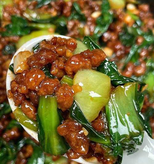 清爽美味的蒜香肉末淋小白菜（健康美食，让你一口吃下爽口解暑的滋味）