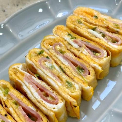 手把手教你做芝士饭饼（以芝士饭饼为主题，轻松学会美食做法）