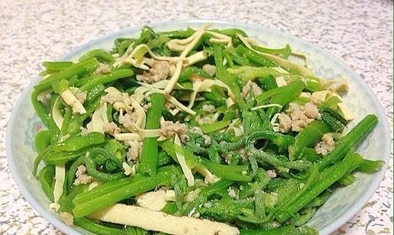 秋日家常美食，轻松学会做汤南瓜滕（营养丰富的南瓜汤，温暖你的秋季午餐）