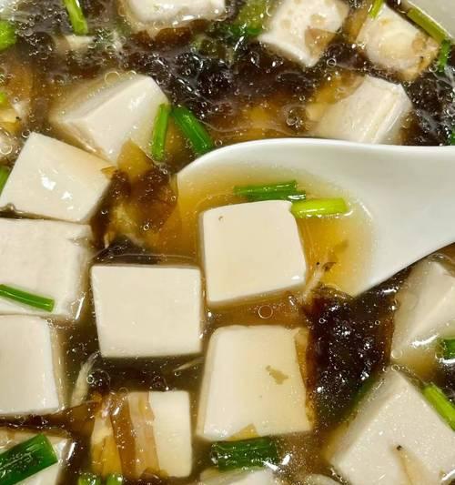 用咸鸭蛋虾皮豆腐制作美味佳肴（咸鸭蛋的鲜香，虾皮的鲜味，豆腐的软滑口感，让你爱不释口）