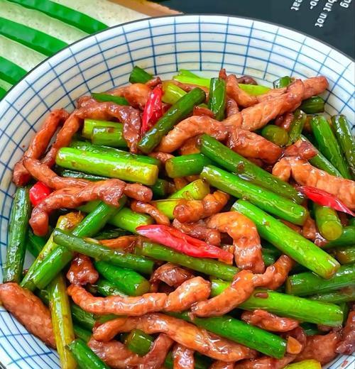 香煎蒜薹炒猪肉（秘制家常做法，快速上桌的营养佳肴）