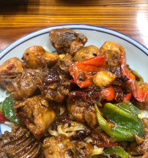用土豆烧出美味鸡肉大餐（烧出鲜香多汁的土豆烧鸡，让你爱不释口）