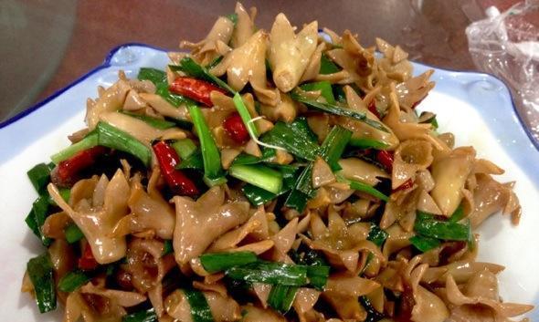 石榴花炒腊肉，美味又营养（以酸甜口感勾勒出经典家常菜的风味）