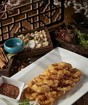 酥脆可口的油炸鱿鱼圈（美食达人必备的简易做法，让你在家也能享受美味海鲜）