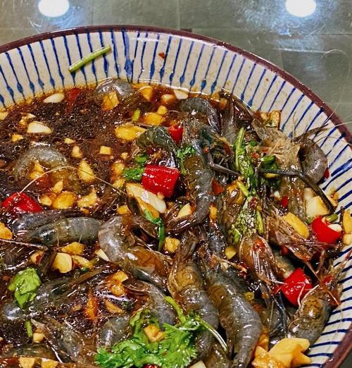 如何制作美味的潮州虾丸（掌握制作方法，轻松在家享用正宗虾丸）