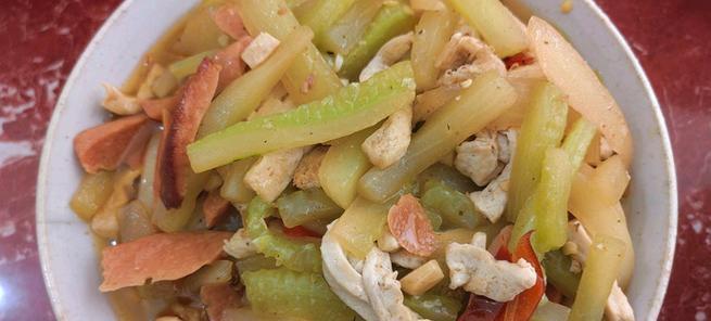 轻松做出美味瘦肉丝炒黄瓜（清爽美味，营养丰富，适合夏季食用）