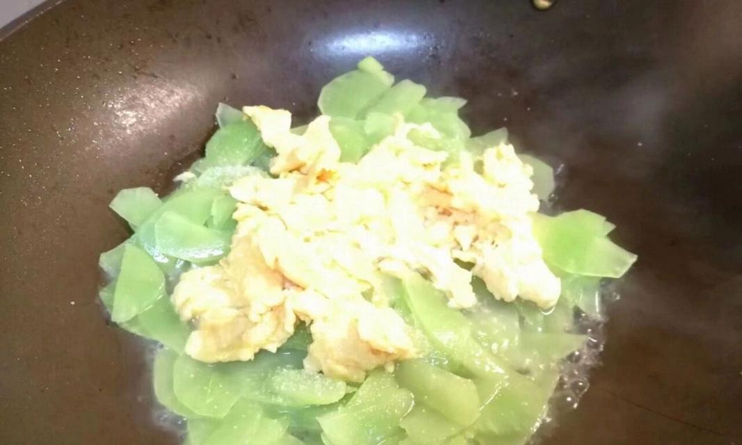 莴笋蒜苔炒鸡蛋的做法（健康美味的家常菜）