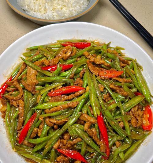 如何烹制美味的芋头炖扁豆角（家常菜谱，健康营养，慢炖美味）