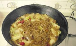 美味蒜香肉丁粉条的制作方法（传统美食，美味好滋味）