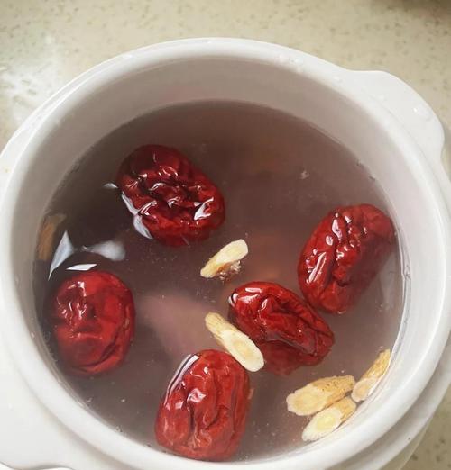营养丰富的猪肝豌豆苗汤（健康美味的家常汤菜，营养丰富的猪肝豌豆苗汤食谱分享）