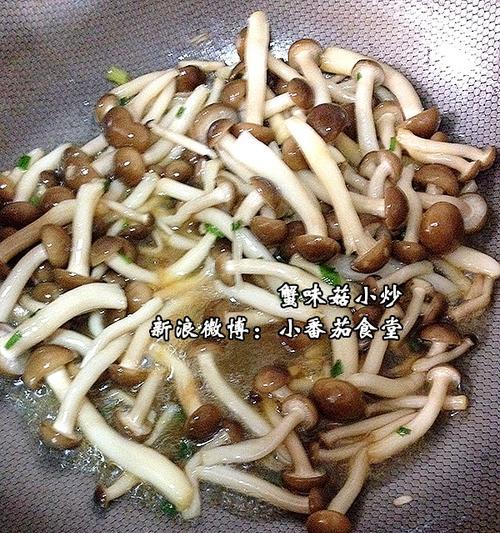 以小炒蟹味菇瘦肉的做法，让你尝尽鲜美！（快来学习这道美食，让你惊艳四座！）