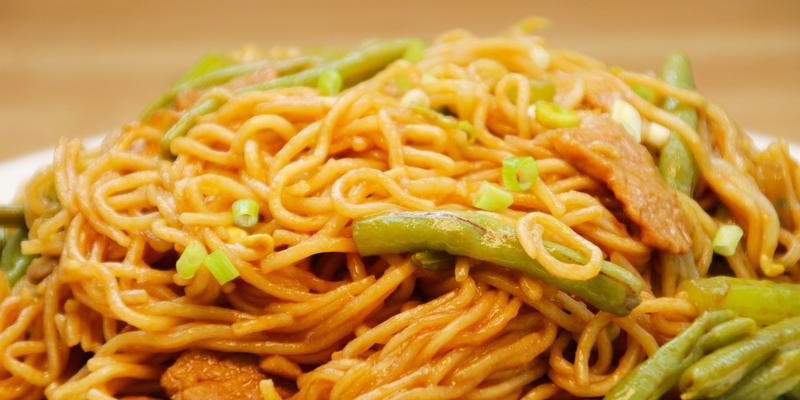 如何做出美味的香辣焖面（从选材到烹饪，一步步教你制作口感鲜美的香辣焖面）