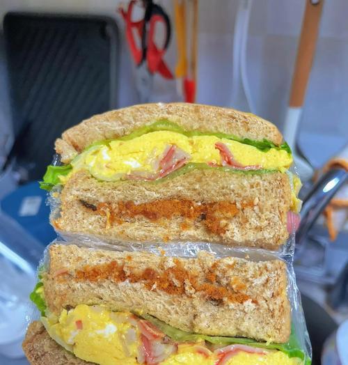 做一份美味可口的玉米肉松三明治（用好食材制作轻松简单的快餐美食）