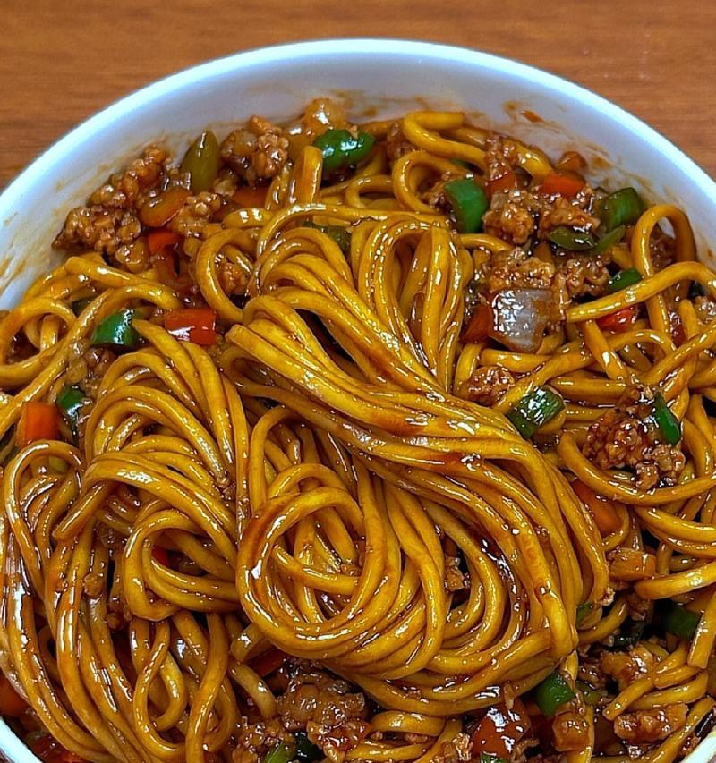 美味营养的肉末拌面做法（用清爽面条搭配香辣肉末，让你欲罢不能）