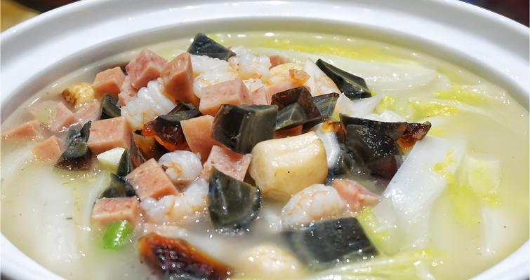 美味营养的娃娃菜海鲜豆腐汤（教你如何烹制香味浓郁的家常汤菜）