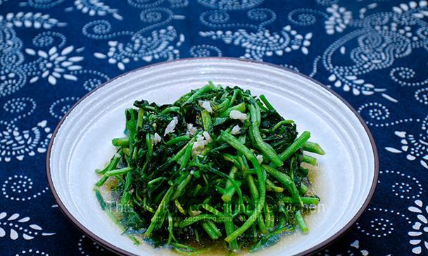 学会制作美味的以西洋菜煎饼（一步步教你制作口感松软、味道浓郁的以西洋菜煎饼）
