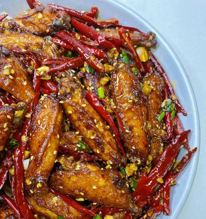 圆椒炒鸡翅，美味佳肴的秘密（以圆椒为主，制作口感鲜嫩的烤鸡翅）